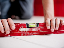 Строитель украл у заказчицы 300 тыс. рублей на погашение своих долгов и кредита