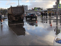 Водитель грузовика, сбившего женщину на переходе, уверяет, что ехал на «зелёный»