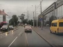В Калининграде маршрутка на скорости выехала на тротуар 