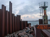 Лобовые удары волн и наносы песка разрушают порт в Пионерском (видео)