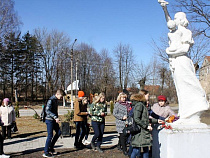 Жители Немана несут цветы в сквер Мира в память о погибших в Кемерово
