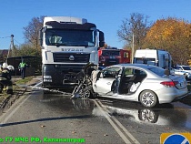 В Поваровке женщину после ДТП вынимали из машины через дверь сзади