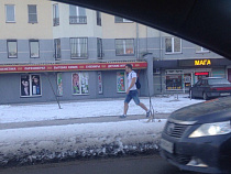 На улице Гайдара встретили «моржа» в майке и шортах 