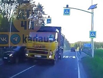 По дорогам Калининградской области гоняет опасный грузовик