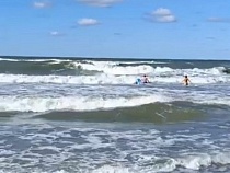 В Зеленоградске родители потащили ребёнка на гибель в море 