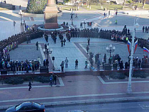 Более 500 человек спели гимн России в центре Калининграда (фото)