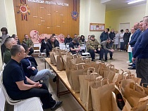 Раненых в госпитале Черняховска поздравили с Днём Защитника Отечества