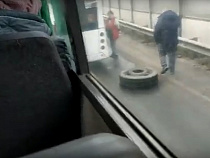 У автобуса с пассажирами на ходу отвалилось колесо (видео) 