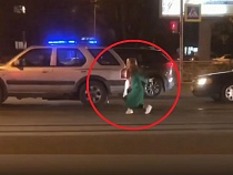 Калининградка гуляла по трамвайным путям и делала реверансы автомобилям