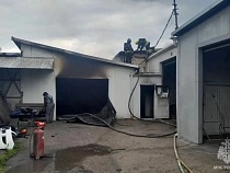 Последствия мощного пожара в автосервисе в Калининграде 