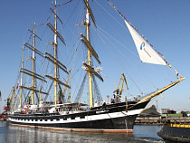 "Крузенштерн": легендарный барк вновь поднимает паруса