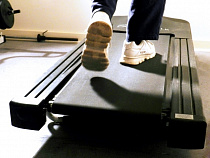 Пенсионерка украла у посетителя фитнес-центра телефон за 30 тысяч рублей