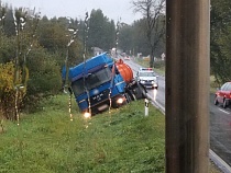 У Переславского завалилась в кювет автоцистерна