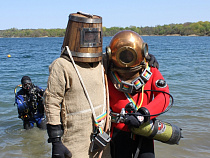Калининградские дайверы отметили День водолаза в исторических костюмах и на дне Синявинского озера