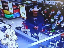 Мужчина спёр сковородку, не зная, что его снимают на видео