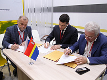 ПМЭФ: экс-вице-мэр Калининграда подписал с Антоном Алихановым соглашение о развитии потребкооперации