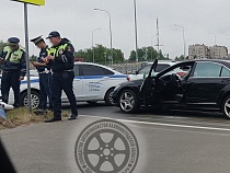 На Сельме элитному «Мерседесу» выбили стекло при задержании водителя