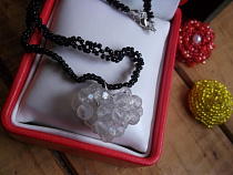 Пенсионерка пришла в гости к подруге и осталась без бус за 10 тысяч рублей