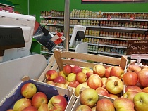 Заграница в августе начала заваливать Калининград яблоками