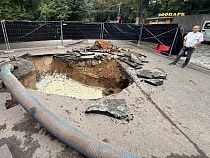 В Калининграде автоцистерна «Водоканала» продавила портал под землю