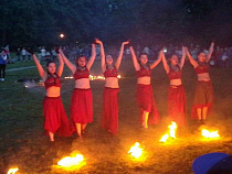 На Ивана Купала «русалки» устроили огненное шоу в Зеленоградске (видео)