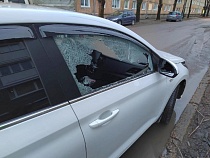 В Советске отлетевший булыжник чуть не убил водителя легковой машины