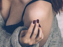 Калининградец вырвал у женщины из бюстгальтера 5 тысяч рублей