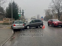 Водитель «Рено» навредил себе и пассажиру в Калининграде
