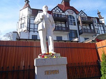 В Зеленоградске ради немецкой гостиницы демонтируют памятник Ленину