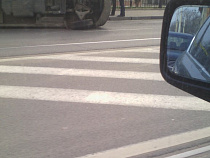 На оживленной магистрали Калининграда перевернулся грузовик