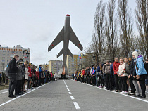  Истребитель-ветеран вновь занял свое место в сквере в память о калининградцах – выпускниках КВАТУ, погибших в Афганистане