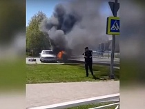 Очевидцы о пожаре на Красносельской: полыхает тачка, эвакуируют людей