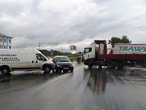 Фура завалилась в кювет при виде ДТП на окружной в Калининграде