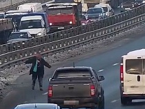 Бродившему по Южному обходу мужчине вызвали скорую 