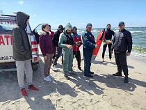 Электронный скат вытащил из моря в Калининградской области сразу двоих