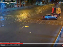 Столб помешал «БМВ» вылететь на тротуар в центре Калининграда (видео)