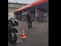 «Я тебя голым не видел»: автоледи сняла падающего автомеханика (видео)