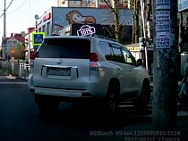 Появилось видео Land Cruiser Prado, который едва не сбил мать с двумя детьми (видео) 