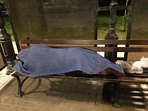 Лежавшего на остановке в Васильково мужчину доставили на приём к властям Гурьевска