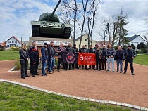Байкеры из Калининграда прорвались в Германию и возложили цветы к танку