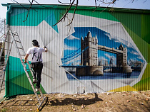 В Калининграде на трансформаторной подстанции появился Руни и Тауэрский мост