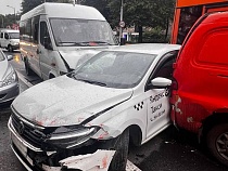 Массовый сход машин в Калининграде устроил голый наркоман