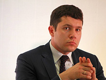 “Он греется на итальянском озере и думает, мы решим его проблемы”: Алиханов рассказал об иностранных виллах недобросовестных застройщиков