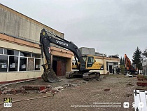 В Багратионовске начали быстро сносить дом культуры