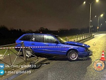 Молодой водитель БМВ познакомился с забором на острове в Калининграде