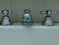 В понедельник без горячей и холодной воды остались жильцы домов на 12 улицах Калининграда