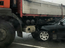 На Окружной автопогрузчик примял БМВ