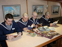 Областная научная библиотека подарила курсантам «Крузенштерна» книги