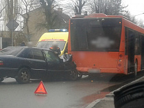 ДТП на улице Чекистов: «Мерседес» на скорости влетел в городской автобус