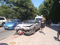 На перекрёстке проспекта Мира и Комсомольской «Рено» подмял гидрант